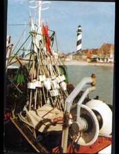 GRAVELINES / GRAND-FORT-PHILIPPE (59) BATEAU de peche CHALUTIER au PHARE en 1991