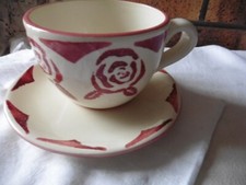ANCIEN DEJEUNER TASSE + SOUS TASSE BEIGE ET FLEURS BORDEAUX