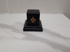 socle en bois noir satiné