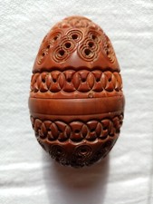 oeuf en corozo sculpté , travail de bagnard,porte chapelet