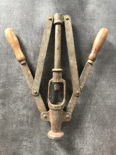Bouchonneue ancienne métal - ancienne,