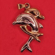 Pendentif dauphins entrelacés plaqué or jaune 18k bi ton avec poinçon.