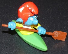 figurine schtroumpf sur kayak