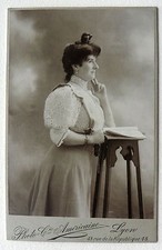 CABINET PHOTO Cie AMÉRICAINE à LYON FEMME à LA SELETTE L910