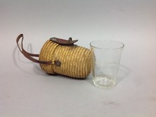 THERMES VICHY Ancien gobelet curiste Verre gradué + Panier/étui vannerie osier