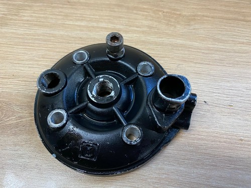 Une culasse noir moteur - une,