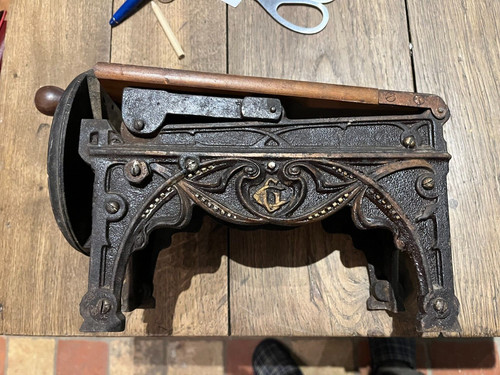 Ancien coupe tabac en - en, fonte
