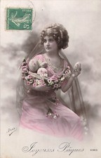 CP PAQUES FEMME ELEGANTE VOILE PANIER OEUFS DECORES FLEURS - 25800