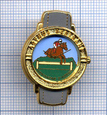 Pin's MONTRE WATCH Arthus Bertrand Cheval HIPPODROME D'AUTEUIL courses obstacles