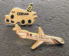 Pin’s Lot de 2 Aéronautique Avion de Ligne Air Liberté et Corsair (183)