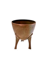 Coquetier tripode en cuivre (signé sur un bord)