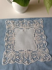 Joli napperon ancien en fil de