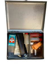 ANCIENNE BOITE A PHARMACIE ET SES ACCESSOIRES D ÉPOQUE EN MÉTAL GRIS MÉDICAMENT 