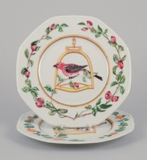Hermès France.  Série 'L'Étrier Perchoir'. Deux assiettes en porcelaine avec ...