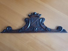 Grand fronton ancien écussonné numéroté d'armoire ou de lit en bois foncé 2x60x2