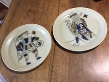 Assiettes grès x 2 Roi Chevalier Croix Fleurs de lys signés G E St ? Bon état