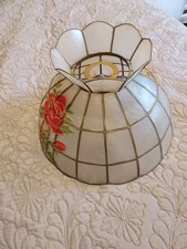 Abat-jour des années 1960. Les lamelles de corne créent un effet vitrail.