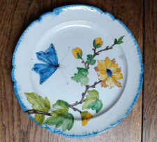 A  Assiette en faïence style Bracquemond Rousseau D. 25 cm fleurs papillon