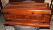 JOLI COFFRE MALLE DE RANGEMENT EN  BOIS POUR JOUETS ........