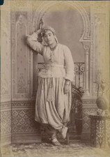 Maghreb, Jeune femme en habits