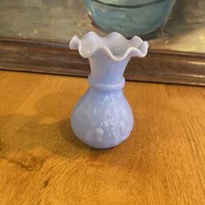 Petit vase en opaline de foire violette