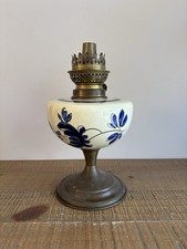 Ancienne Lampe à Pétrole Réservoir en Faïence Fleurs Bleues Pied en Métal