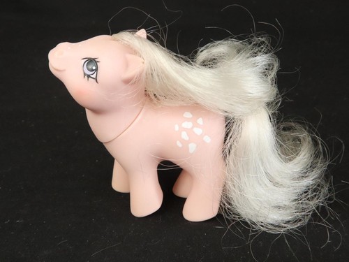 Bébé poney blanc barbe - , à