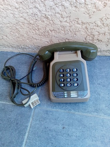 Téléphone vintage clavier - À,