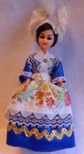 Poupée costume folklorique