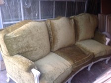 Canape style Louis XV velours vert et deux fauteuils assortis