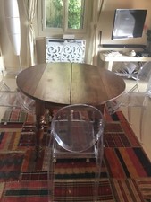 Table ronde en très bon état ,en noyer massif 6 pieds , extensible.