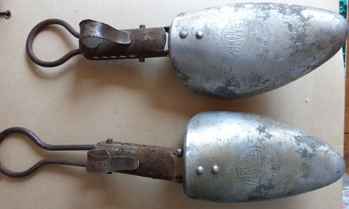 Vintage deux embauchoirs à - ,