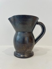 Pichet noir en céramique