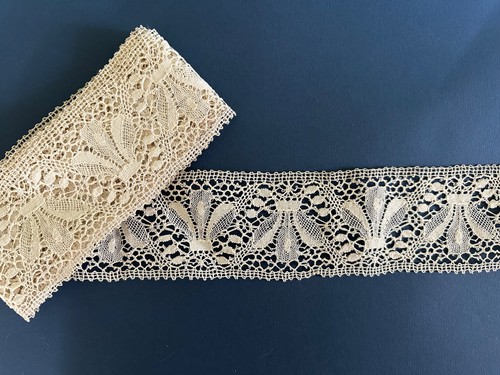 Belle dentelle ancienne - , aux