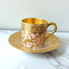 Limoges Prévot. Tasse et soucoupe à café en porcelaine décor de rinceaux or