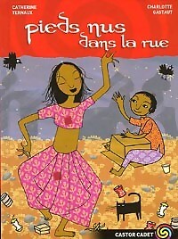 Pieds nus dans rue - nus,