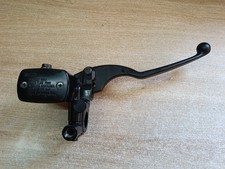 UN MAITRE CYLINDRE DE FREIN