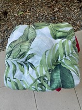 Coussin d'assise carré à feuilles vertes.