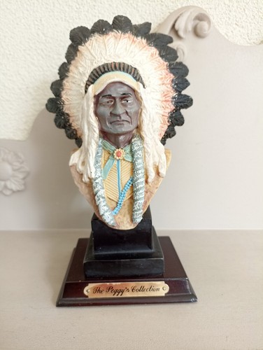 Statuette résine sur base - statuette, en