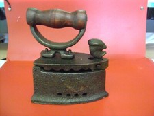 Ancien Petit fer a repasser à Braise avec tête de Coq  ( fonte)  10,5 X 13 cm