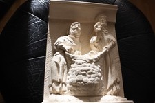 Bas-relief moulage en résine et plâtre  représentant un couple de vendeurs
