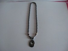 collier  hématite  noire, petit coeur dans le pendentif, TBE jamais porté