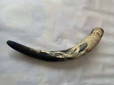 ancienne  corne de bovin sculptée