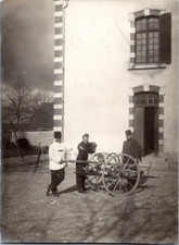 Soldats, militaires sur un brancard Vintage silver print Tirage argentique  