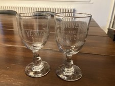 Lot de 2 verres à pied soufflés et gravés XIX° "