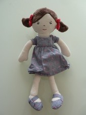 H9. DOUDOU OKAIDI OBAIBI POUPEE CHEVEUX MARRON ROBE BLEU PLUME 27cm EXCELL. ETAT