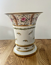Vase fin XVIII  époque directoire  en porcelaine.