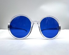 Lunettes de soleil Chanel avec des verres bleus et la monture et les branches t
