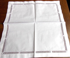 SERVIETTES DE TABLE BRODEES MAIN JOURS CILAO  BLANCS  LOT DE 5 ***