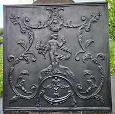 plaque de cheminée 83 x 83 cm déesse Vénus attributs miroir et rose. XVIIIe